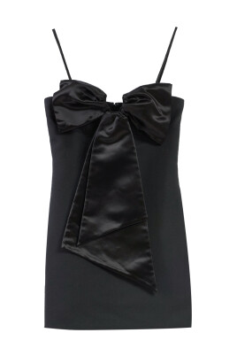 robe-noire-avec-et-details-en-satin