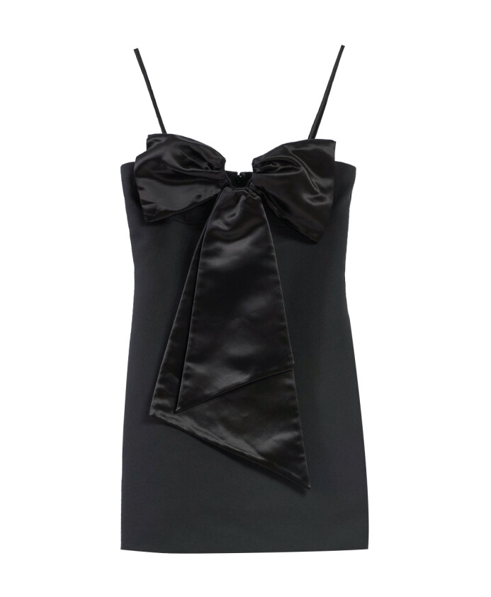 robe-noire-avec-et-details-en-satin
