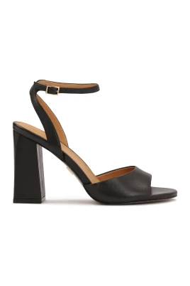 Svarta sandaler med bred klack