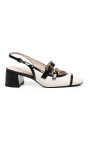 sandales-blanches-avec-fermeture-boucle
