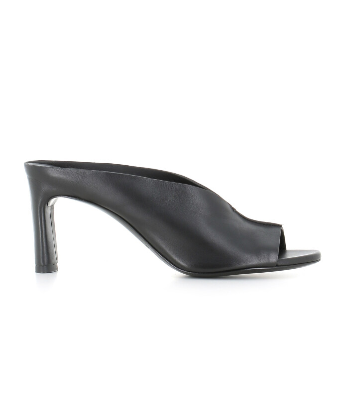 sandales-noires-en-cuir-avec-decoupe-en-v