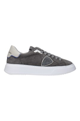 sneakers-en-cuir-gris-avec-detail-logo