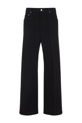 black-jeans-for-urban-lifestyle
