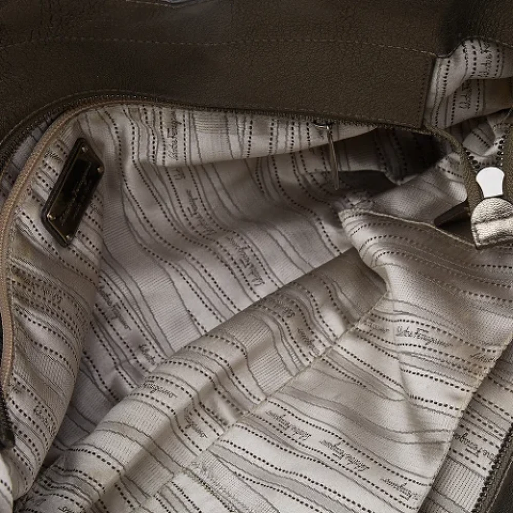 Salvatore Ferragamo Pre-owned Leather totes Gray Dames