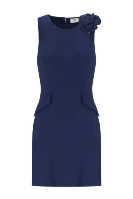 robe-fourreau-bleue-avec-broche