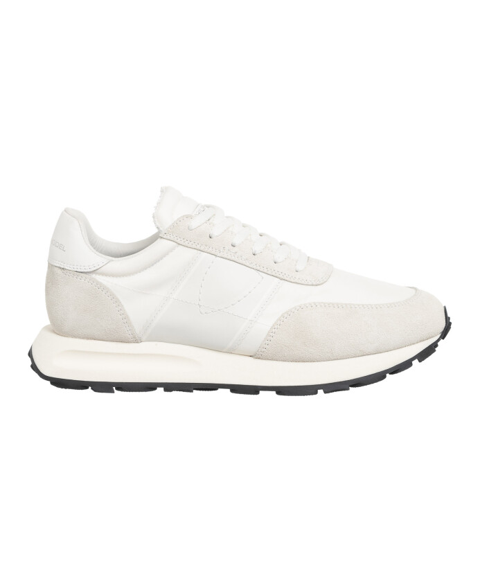 baskets-de-running-a-lacets-et-motif-uni