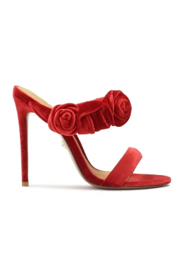 Röda flip-flops med tredimensionell dekoration