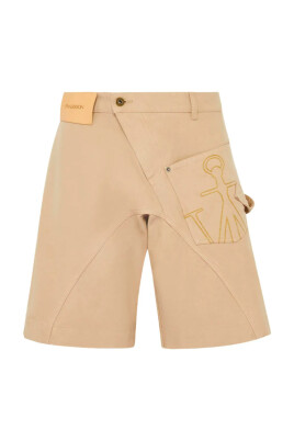 shorts-beige-avec-fermeture-boutonnee