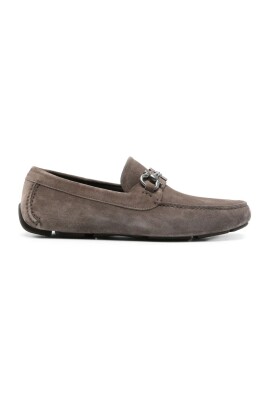 bruin-suede-logo-platte-mocassin