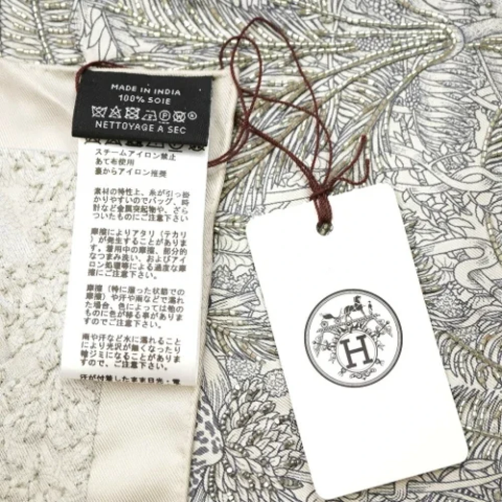 Hermès Vintage Pre-owned Silk scarves Gray Dames