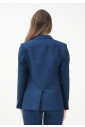 veste-bleue-a-boutonniere-simple-coupe-ajustee