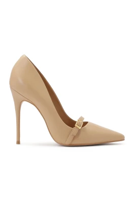 Beige pumps med dekoration på näsan.Denna produkt har stor storlek.