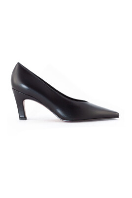 black-pointed-toe-leather-pumps