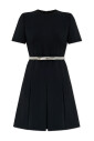 robe-avec-une-ceinture-a-la-taille