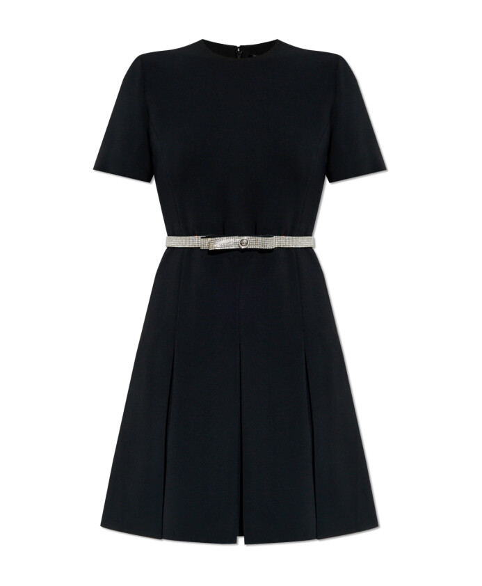 robe-avec-une-ceinture-a-la-taille