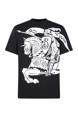 t-shirt-noir-avec-graphique-de-chevalier