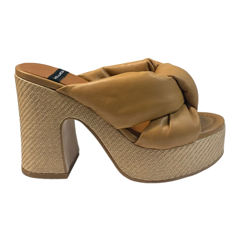 Angel Alarcon Leren sandalen met raffia plateau Beige Dames