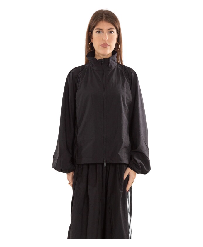 veste-en-nylon-decoupee-noire