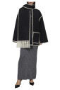 manteau-gris-en-laine-avec-echarpe-a-franges