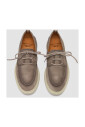 chaussures-bateau-en-daim-taupe