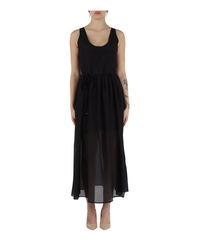 robe-longue-noire-avec-col-rond