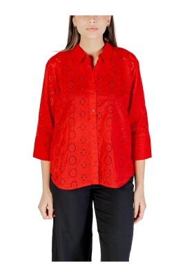 chemisier-en-coton-rouge-brode-a-oeillets