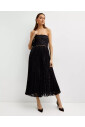 robe-noire-plissee-avec-epaules-decouvertes