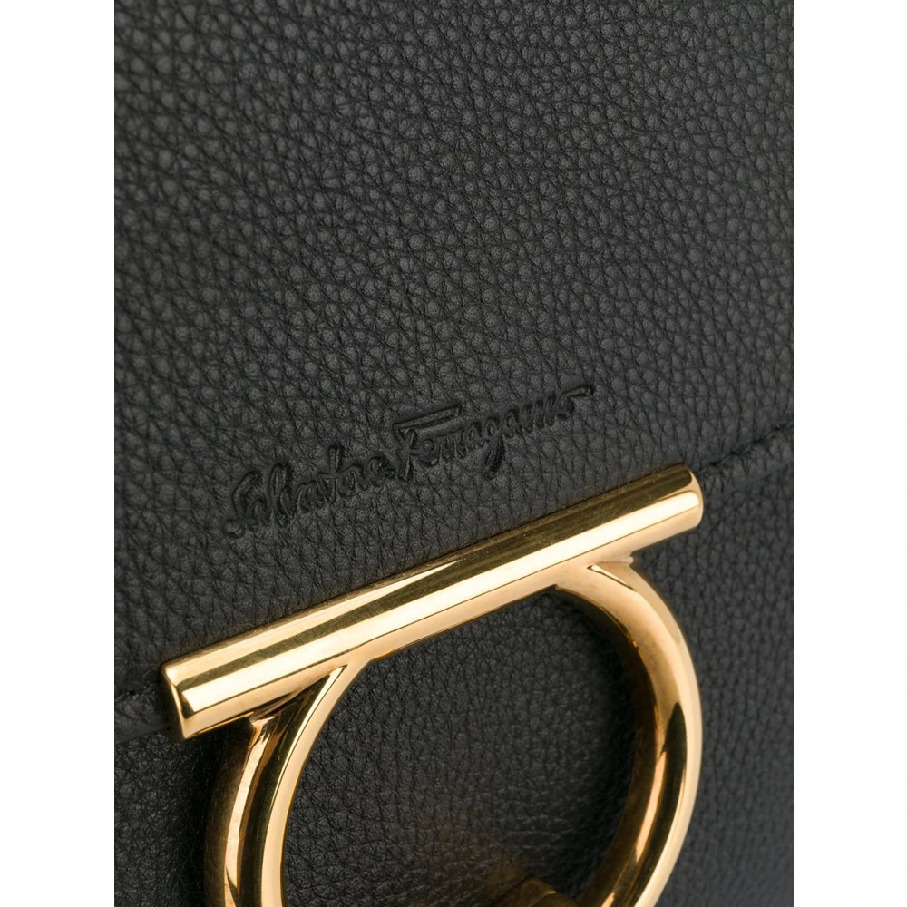 Salvatore Ferragamo Zwarte gehamerde leren handtas met gouden hardware Black Dames