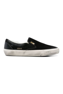 black-sneakers-for-a-stylish-look