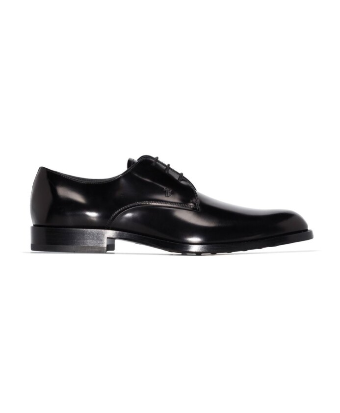 chaussures-a-lacets-noires-avec-style