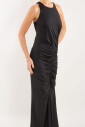 robe-elegante-drapee-en-noir