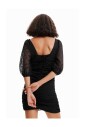 robe-noire-a-manches-courtes-et-col-en-v