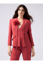 veste-structuree-avec-fleur-decorative