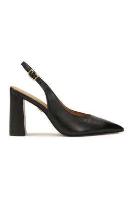 Svarta slingback pumps med en bred klack
