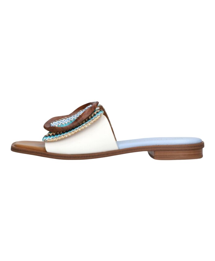 stijlvolle-slippers-met-carre-neus
