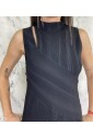 top-noir-en-tricot-avec-ouverture-a-lepaule