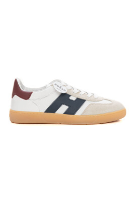 baskets-en-cuir-elegantes-avec-lacets