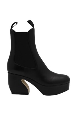 heeled-boots-in-black-and-grey