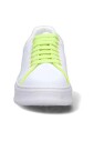 gele-rubberen-sneakers-met-patch