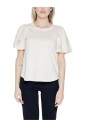 haut-a-volants-et-details-brodes