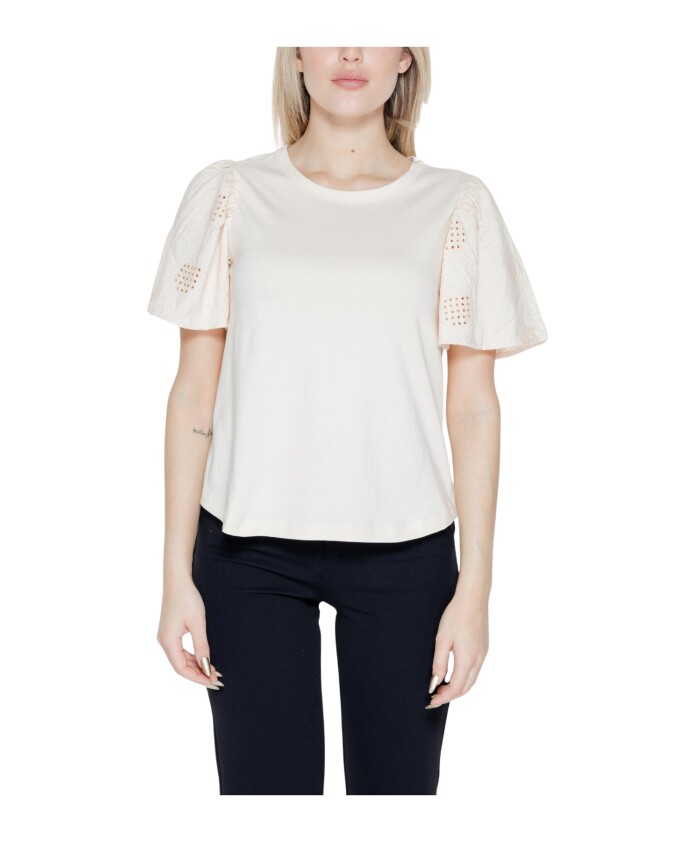 haut-a-volants-et-details-brodes