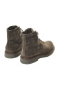 bottines-en-daim-de-couleur-boue