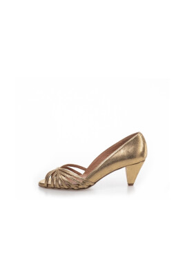 eleganta-laderpumps-med-smala-remmar