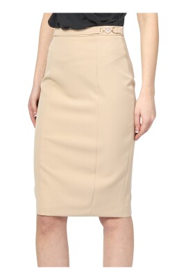 beige-blyantsnederdel-med-metaldetalje