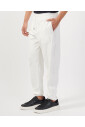 witte-joggingbroek-met-zijlogo