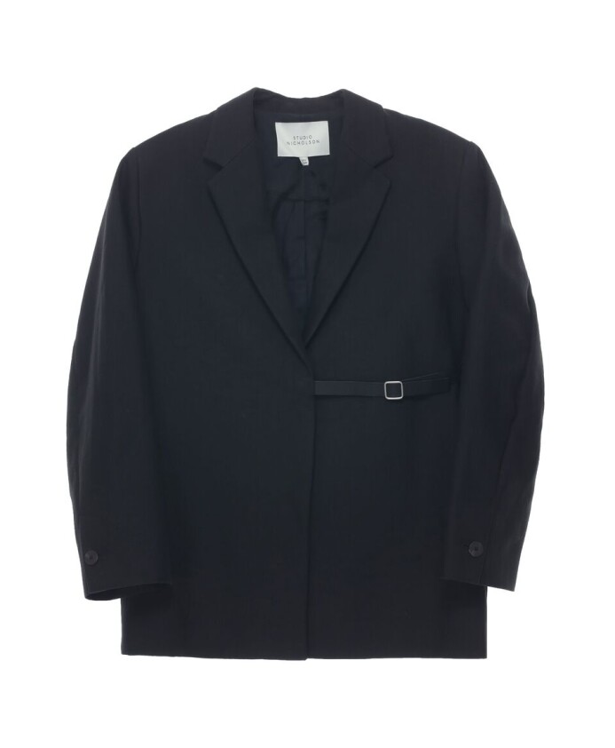 veste-noire-avec-fermeture-a-boucle