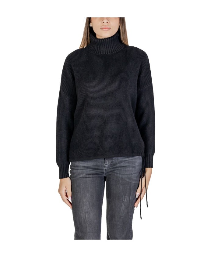 pull-noir-en-tricot-collection-automne-hiver