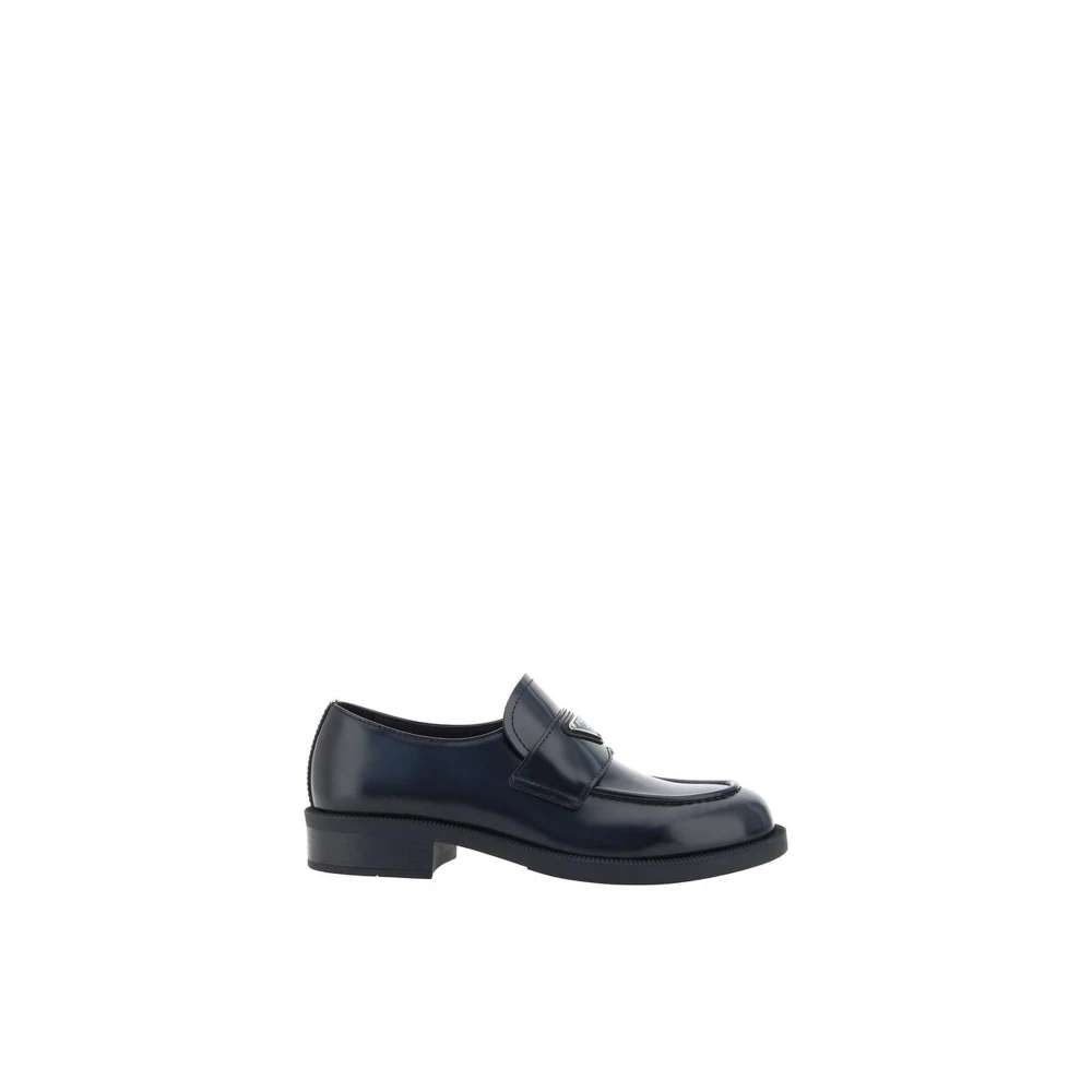 Prada Präglad sömnad läder loafers med triangulär plakett Black, Herr