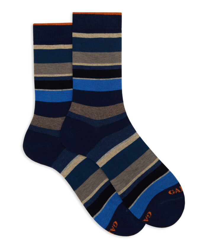 chaussettes-courtes-en-coton-bleu-pour-femmes-avec-des-rayures-multicolores