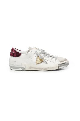 baskets-en-daim-blanc-bordeaux